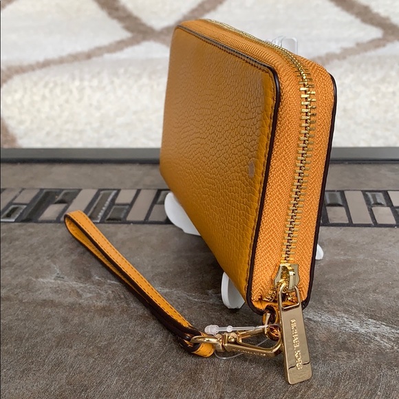 MICHAEL KORS JET SET TRAVEL LG FLAT MF PHN CASE - Picture 6 of 16